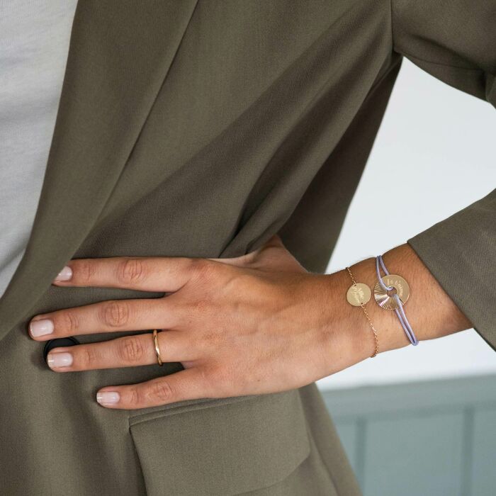 Bracelet Mariée chaine personnalisé médaille gravée plaqué or 2 trous 15 mm - Photo porté Mlle Madame