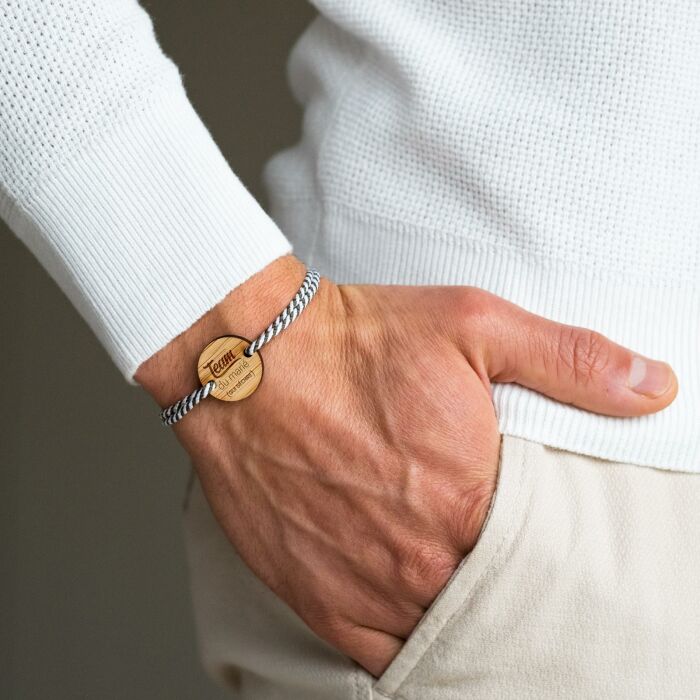 Bracelet personnalisé cordon marin tressé médaille gravée bois ronde 2 trous 21 mm - EVG - Photo porté