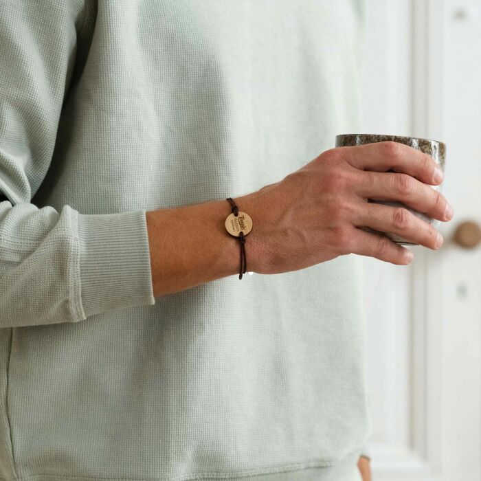 Bracelet personnalisé cordon double médaille gravée bois ronde 2 trous 21 mm - EVG - Photo ambiance