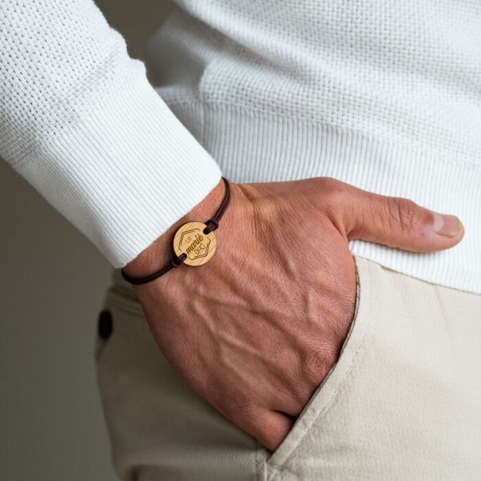 Bracelet personnalisé cordon double médaille gravée bois ronde 2 trous 21 mm - EVG - Photo porté