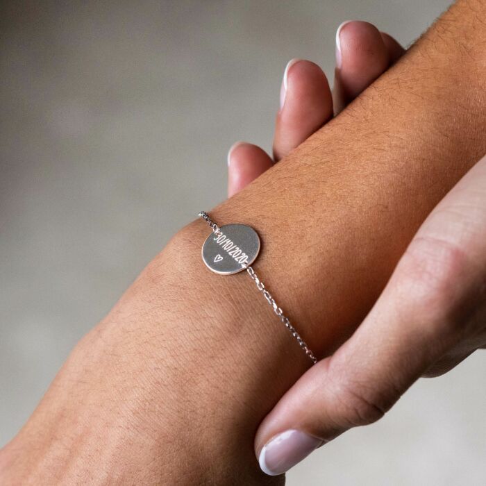 Bracelet chaine Mariée personnalisé médaille gravée argent 2 trous 15 mm - Photo porté date