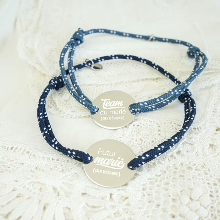 Bracelet personnalisé cordage marin simple médaille gravée argent 2 trous 20 mm - EVG - Photo ambiance