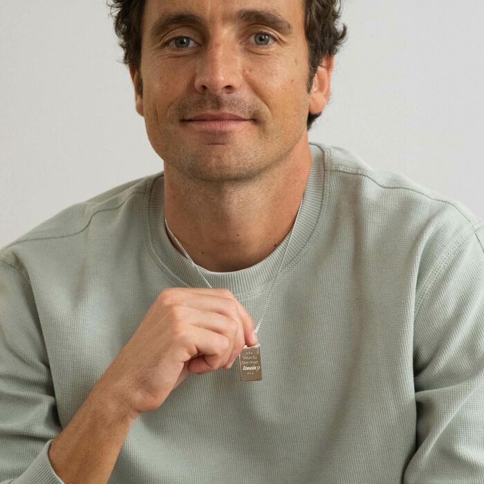 Pendentif personnalisé médaille gravée acier 20x32 mm - EVG - Photo porté