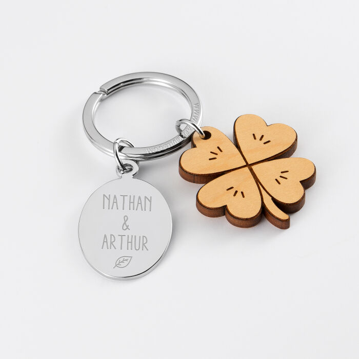 Porte clé personnalisé médaille gravée ovale acier et breloque bois trèfle - prénoms