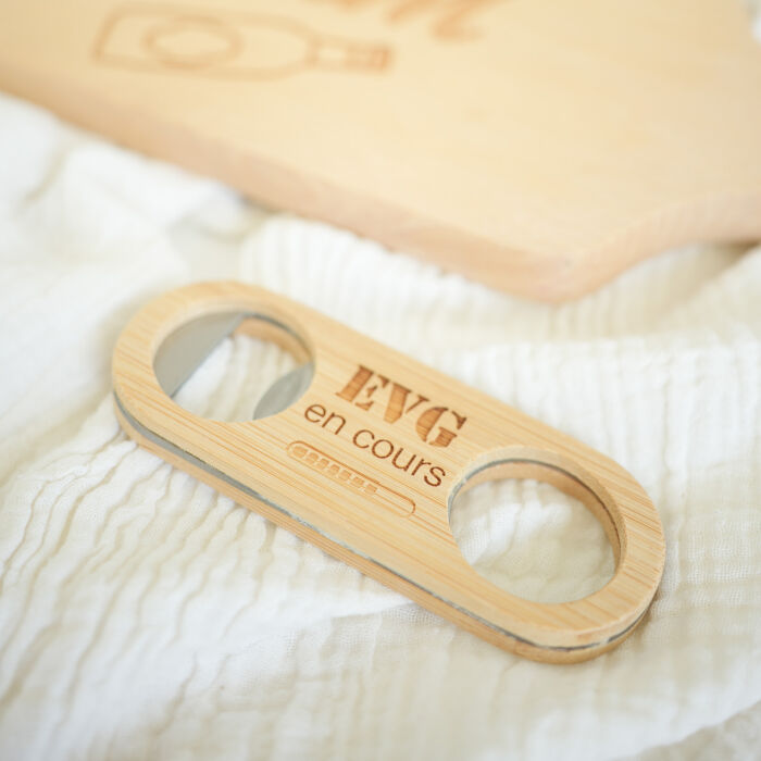 Décapsuleur personnalisé bois gravé 10x4 cm - EVG - Photo ambiance