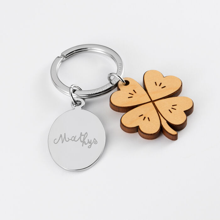 Porte clé personnalisé médaille gravée ovale acier et breloque bois trèfle - écrits