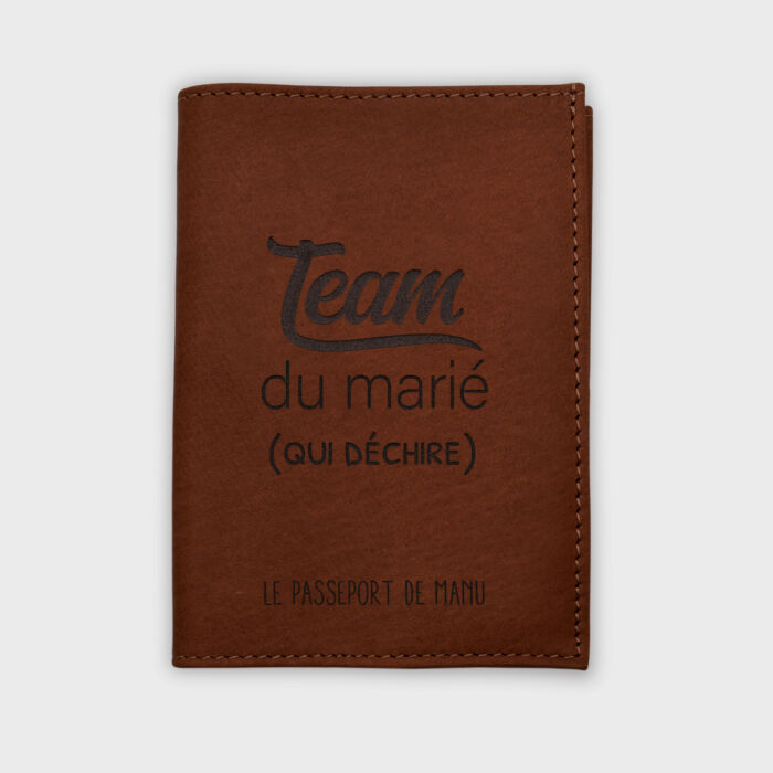 Protège passeport personnalisé cuir couleur Fauve - EVG - Team du marié