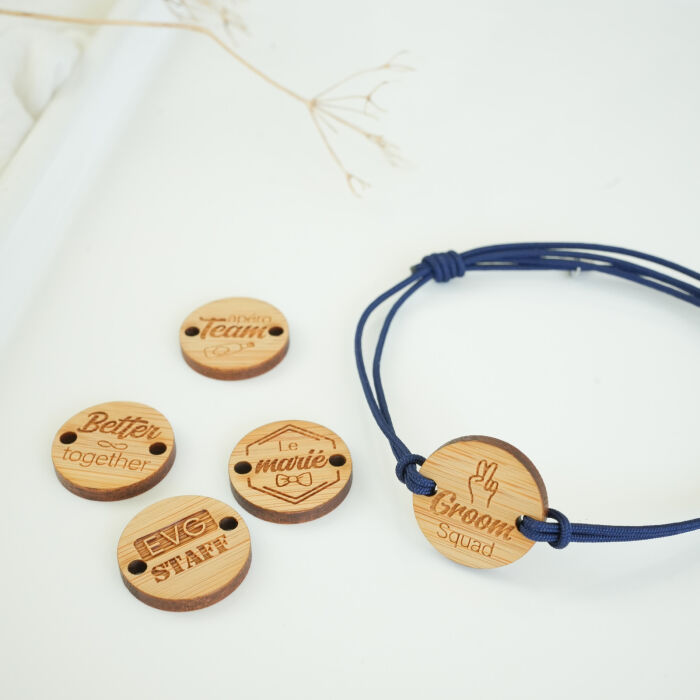 Bracelet EVG personnalisé cordon double médaille gravée bois ronde 2 trous 21 mm - Photo ambiance