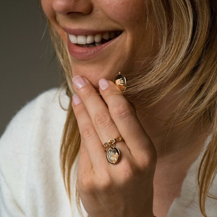 Bague chaine maille ronde plaqué or personnalisée médaille gravée 15 mm - Mariée - Photo porté