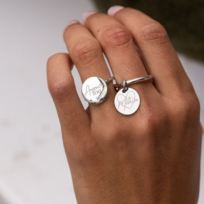 Bague plateau personnalisée argent médaille gravée 15 mm - Mariée - Photo porté