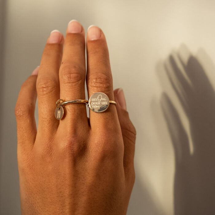Bague plateau personnalisée plaqué or médaille gravée 15 mm - Mariée - Photo ambiance
