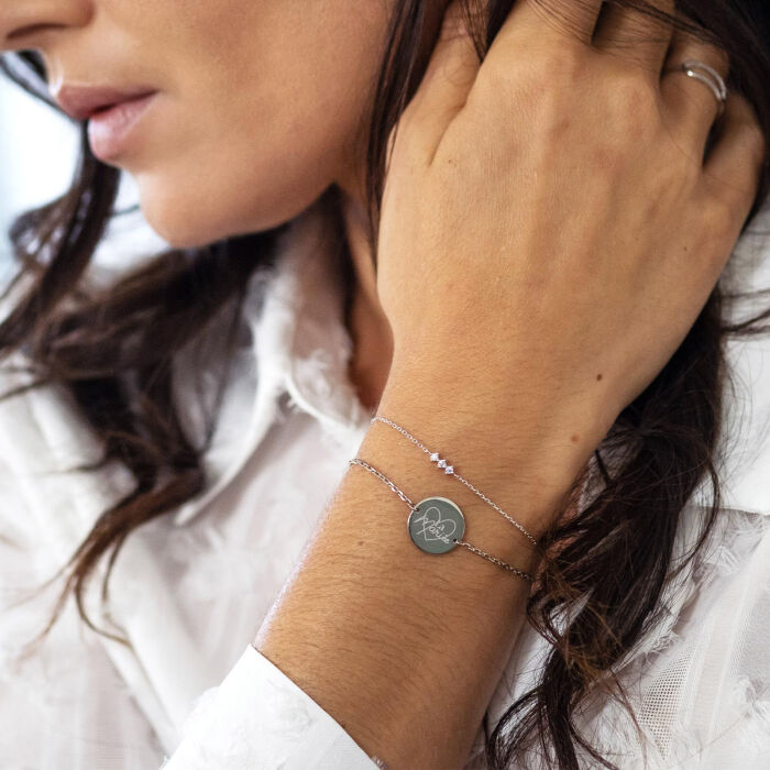 Duo bracelets Mariée personnalisés chaine trio scintillant et médaille gravée argent 2 trous 15 mm - Photo porté