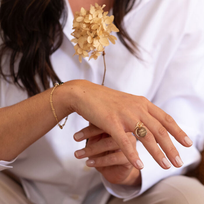 Bague ovale ouverte plaqué or Mariée personnalisée médaille gravée 15 mm - Photo porté