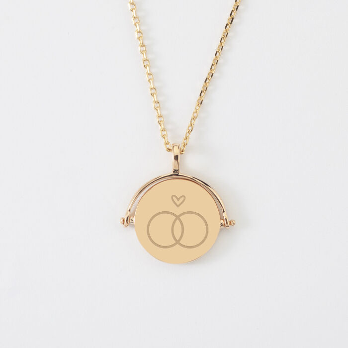 Pendentif Mariée personnalisé médaille gravée nacre réversible plaqué or 15 mm - Illustration alliances
