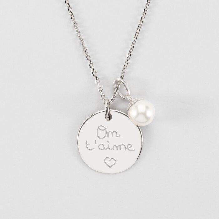 Pendentif Mariée personnalisé médaille gravée argent 19 mm et breloque perle nacre 10 mm - Ecriture