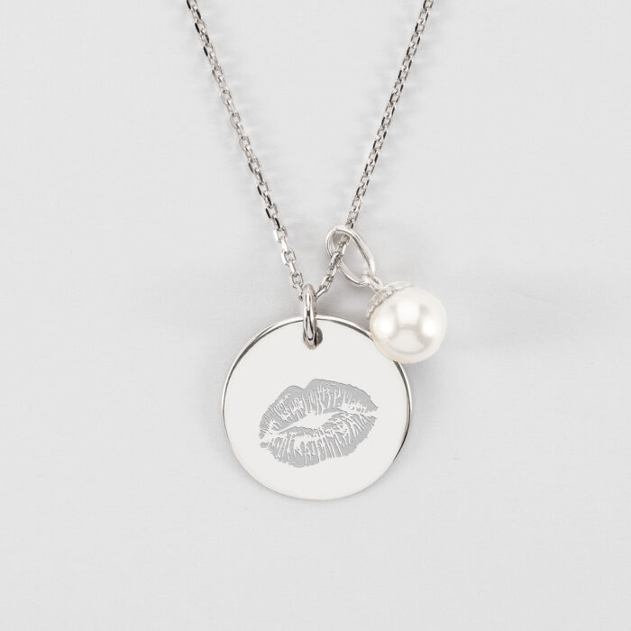 Pendentif Mariée personnalisé médaille gravée argent 19 mm et breloque perle nacre 10 mm - Empreinte bisou