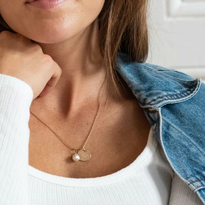 Pendentif Mariée personnalisé médaille gravée plaqué or 19 mm et breloque perle nacre 10 mm - Photo porté 2