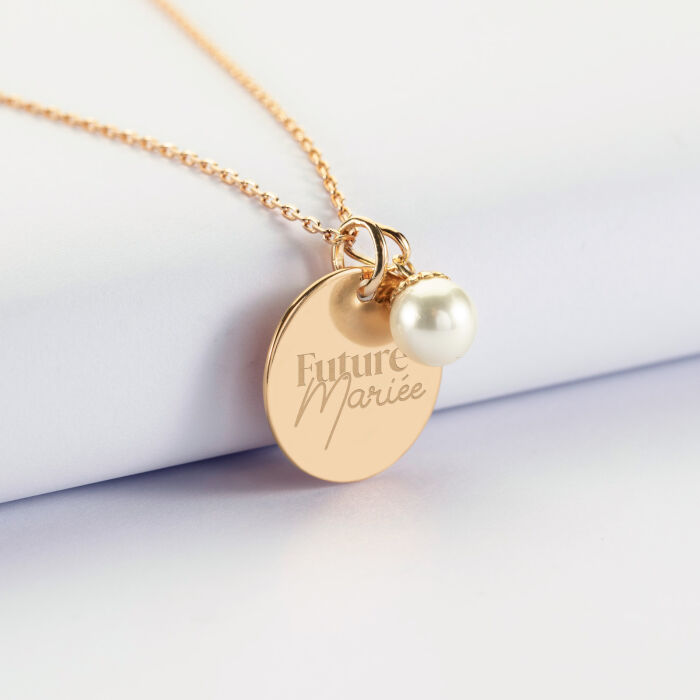 Pendentif Mariée personnalisé médaille gravée plaqué or 19 mm et breloque perle nacre 10 mm - Future mariée