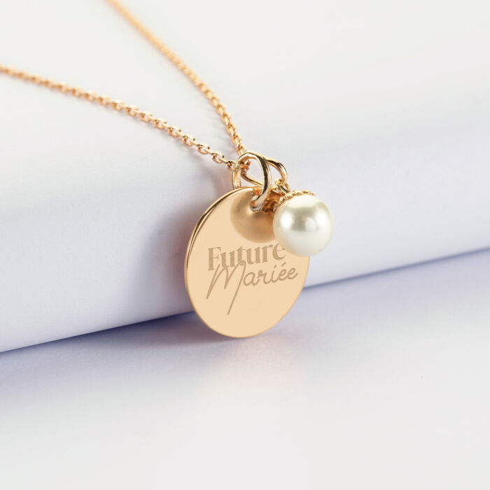 Pendentif Mariée personnalisé médaille gravée plaqué or 19 mm et breloque perle nacre 10 mm - Future mariée