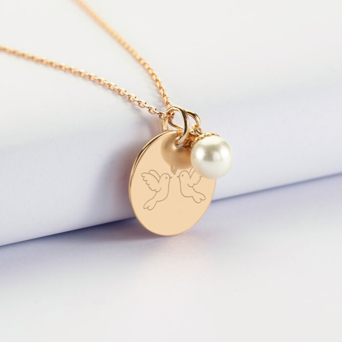 Pendentif Mariée personnalisé médaille gravée plaqué or 19 mm et breloque perle nacre 10 mm - Illustration Colombes