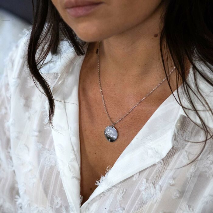 Pendentif personnalisé médaille scintillante gravée argent 20 mm - Mariée - Photo porté