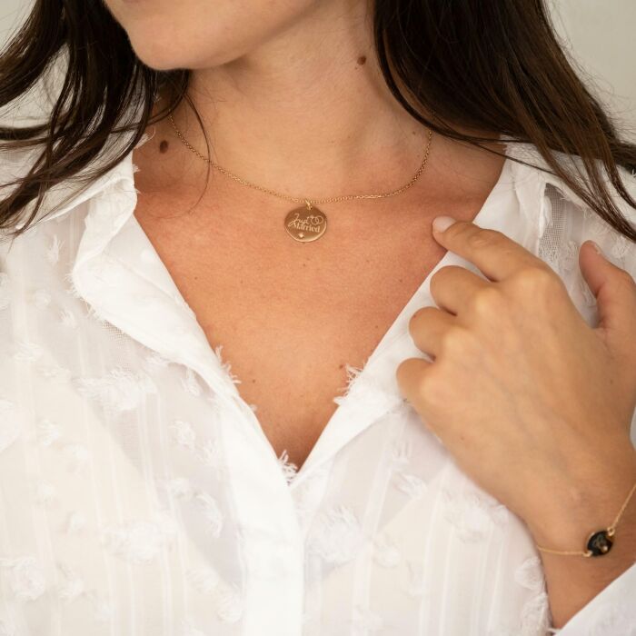 Pendentif personnalisé médaille scintillante gravée plaqué or 20 mm - Mariée - Photo porté