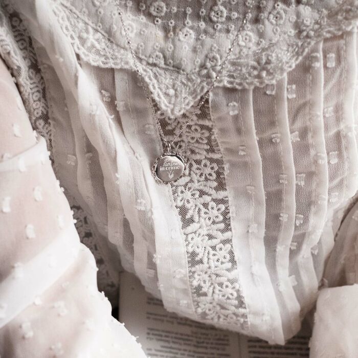 Pendentif personnalisé médaille vintage dentelée gravée argent 17 mm - Mariée - Photo porté