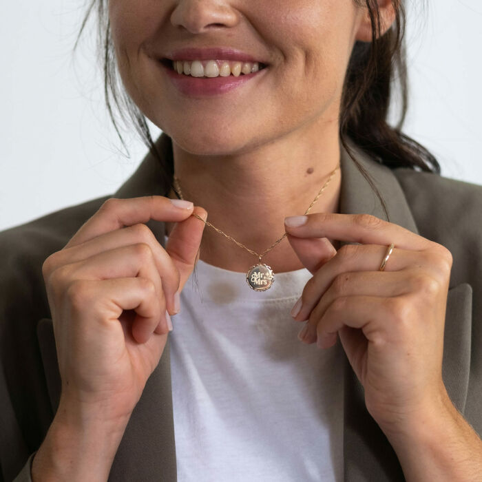 Pendentif personnalisé médaille vintage dentelée gravée plaqué or 17 mm - Mariée - Photo porté