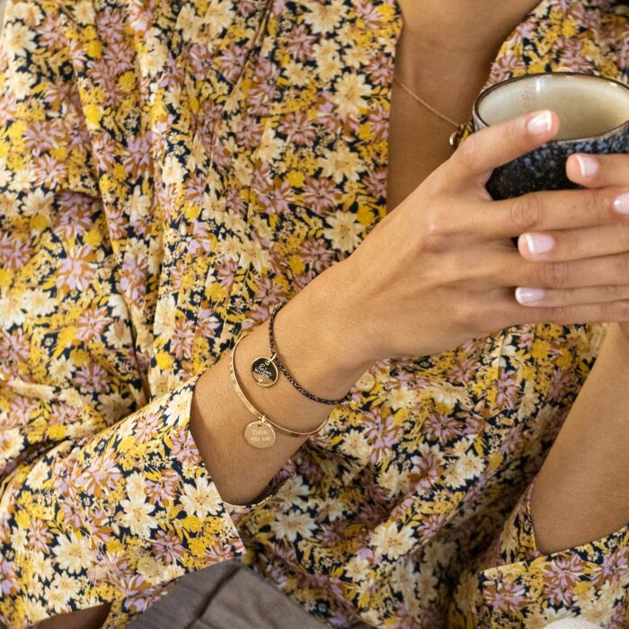 Bracelet personnalisé cordon pailleté médaille gravée plaqué or 15 mm - Mariée - Photo porté