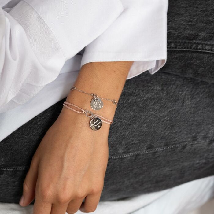 Bracelet chaîne cœurs ajourés personnalisé médaille gravée argent 15 mm - Mariée - Photo ambiance