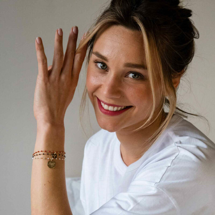 Bracelet perles colorées personnalisé médaille gravée plaqué or 15 mm - Mariée - Photo porté