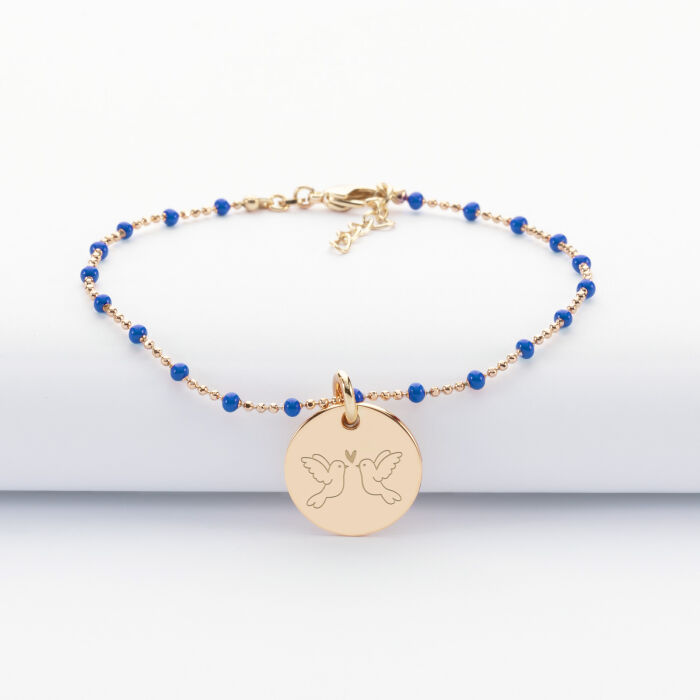 Bracelet perles colorées personnalisé médaille gravée plaqué or 15 mm - Mariée - Illustration Colombes