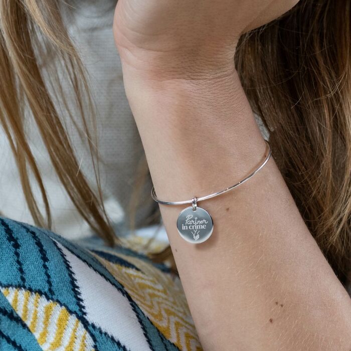 Bracelet personnalisé jonc argent médaille gravée 15 mm - Mariée - Photo porté Partner in crime