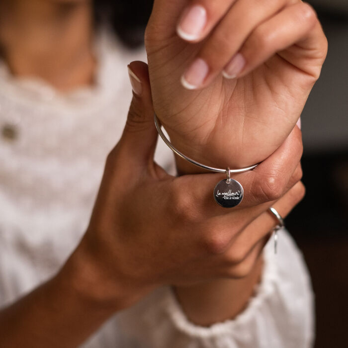Bracelet personnalisé jonc argent médaille gravée 15 mm - Mariée - Photo portée Le meilleur reste à venir