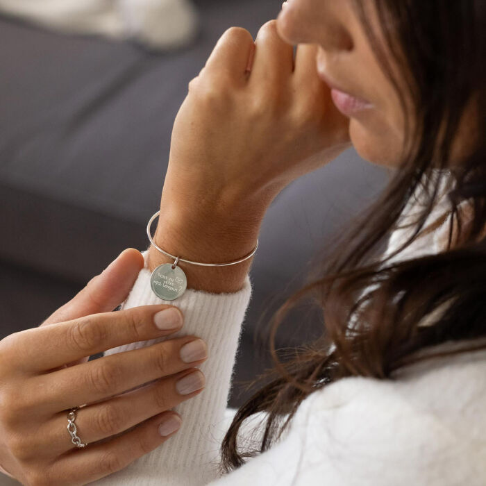 Bracelet Mariée personnalisé jonc ouvert argent médaille gravée 15 mm - Photo portée