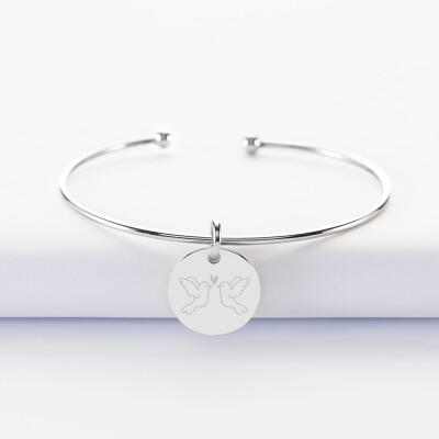 Bracelet Mariée personnalisé jonc ouvert argent médaille gravée 15 mm - Illustration colombes