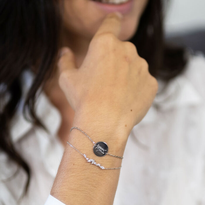 Duo bracelets personnalisés chaine barrette scintillante et médaille gravée argent 2 trous 15 mm - Mariée - Photo portée Future mariée