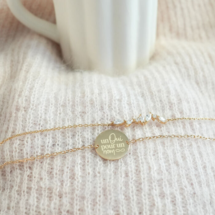 Duo bracelets personnalisés chaine barrette scintillante et médaille gravée plaqué or 2 trous 15 mm - Mariée - Photo ambiance