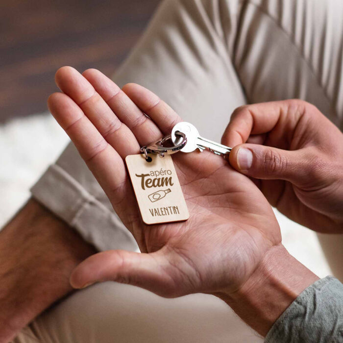 Porte clé EVG personnalisé gravé bois médaille rectangle 55x35 mm - Photo porté Team apéro