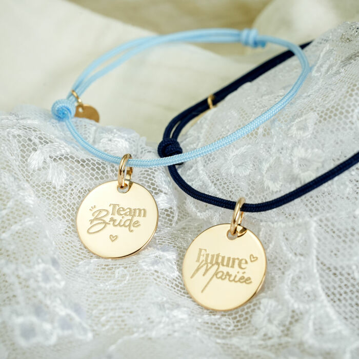 Bracelet EVJF personnalisé médaille gravée plaqué or dormeuse 15mm - Photo ambiance