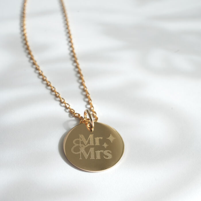 Pendentif EVJF personnalisé médaille gravée plaqué or 19 mm - Photo ambiance 2