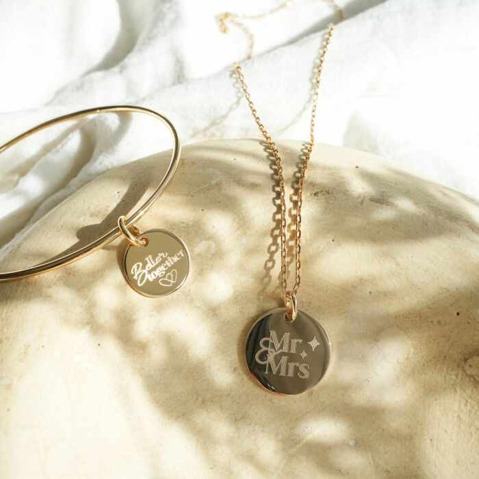 Pendentif EVJF personnalisé médaille gravée plaqué or 19 mm - Photo ambiance 1