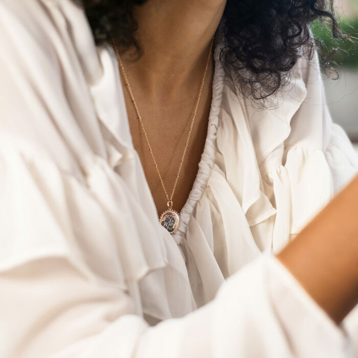 Pendentif EVJF personnalisé médaille soleil gravée plaqué or 20 mm - Photo porté La mariée