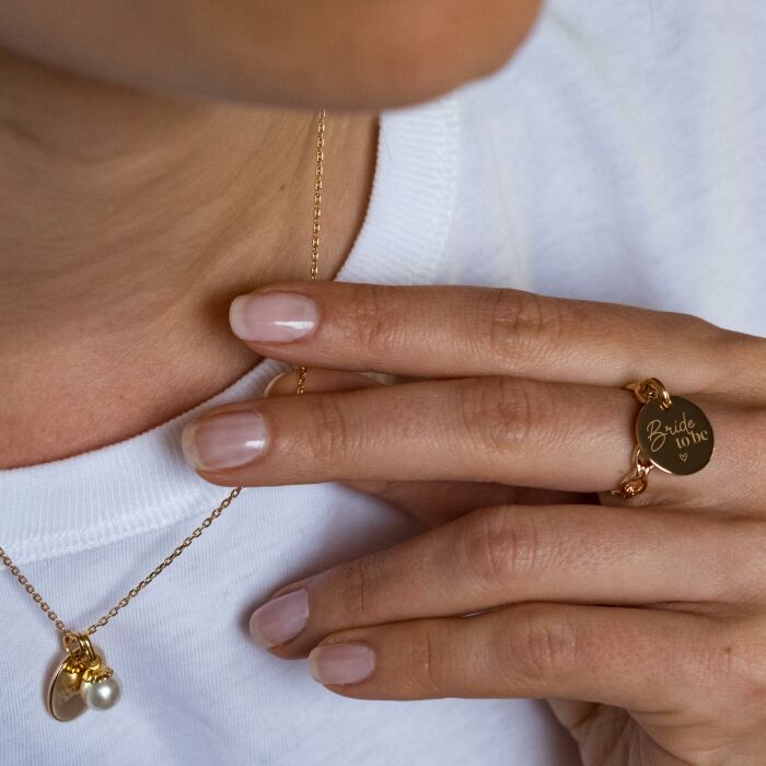 Bague EVJF chaine maille ronde plaqué or personnalisée médaille gravée 15 mm - Photo portée Bride to be