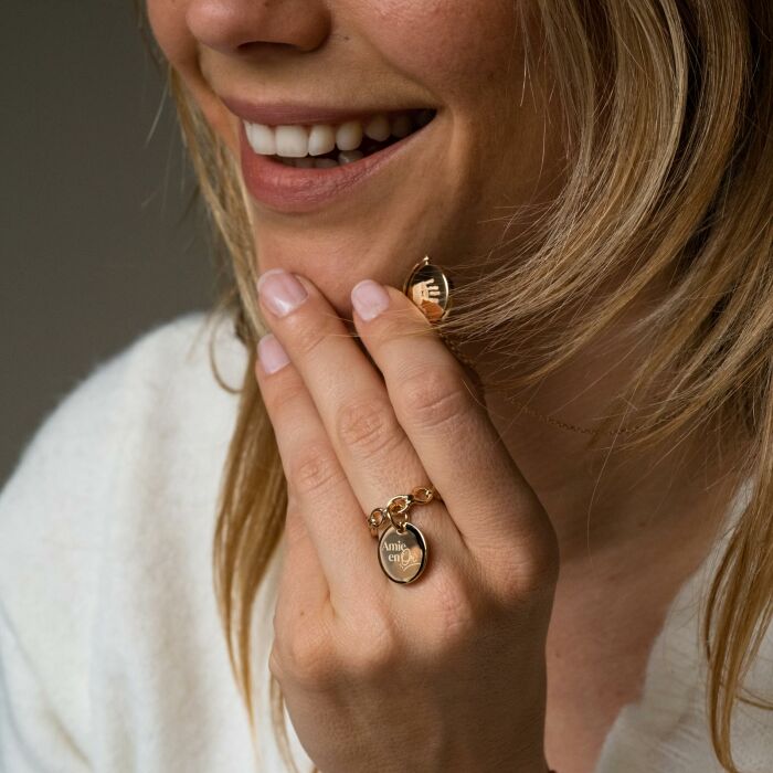 Bague EVJF chaine maille ronde plaqué or personnalisée médaille gravée 15 mm - Photo portée Amie en or
