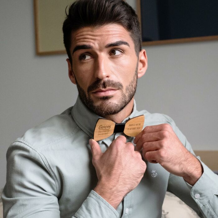 Nœud papillon EVG personnalisé gravé bois classique - Photo porté Garçon du marié