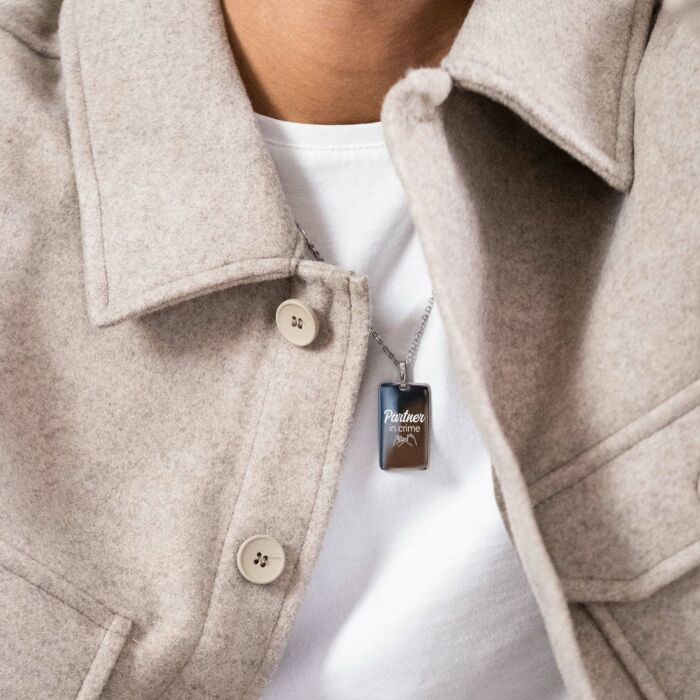 Pendentif EVG personnalisé médaille gravée acier 20x32 mm - Photo porté Partner in crime