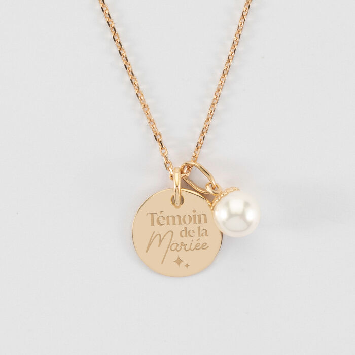 Pendentif personnalisé médaille gravée plaqué or 15 mm et breloque perle nacre 10 mm - Témoin de la mariée - Gravure