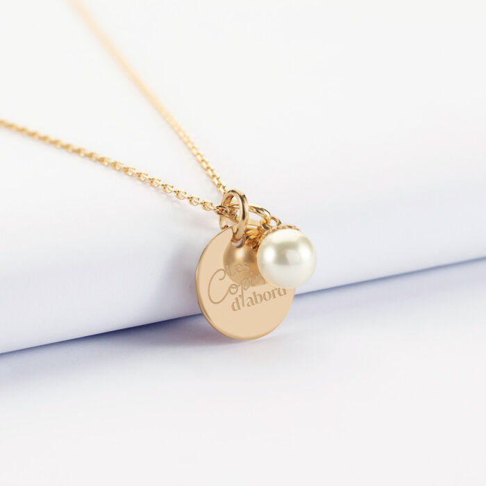 Pendentif personnalisé médaille gravée plaqué or 15 mm et breloque perle nacre 10 mm - Témoin de la mariée - Les copines d'abord