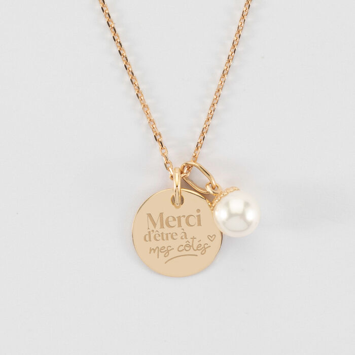 Pendentif personnalisé médaille gravée plaqué or 15 mm et breloque perle nacre 10 mm - Témoin de la mariée - Merci d'être à mes côtés